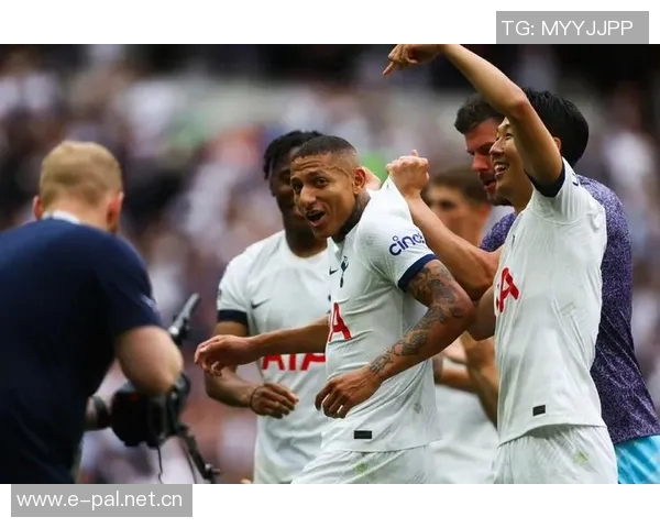 热刺边卫波罗被球迷电子烟砸中后捡起假装抽烟引发热议