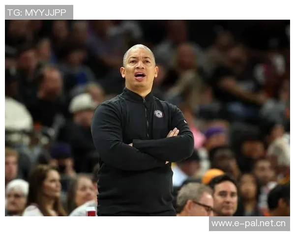 快船关键时刻小范指挥战术泰伦卢在场边无奈围观愤怒表情引热议