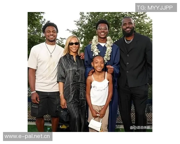 布莱斯分享詹姆斯全家福感恩瞬间幸福洋溢温馨家庭时光